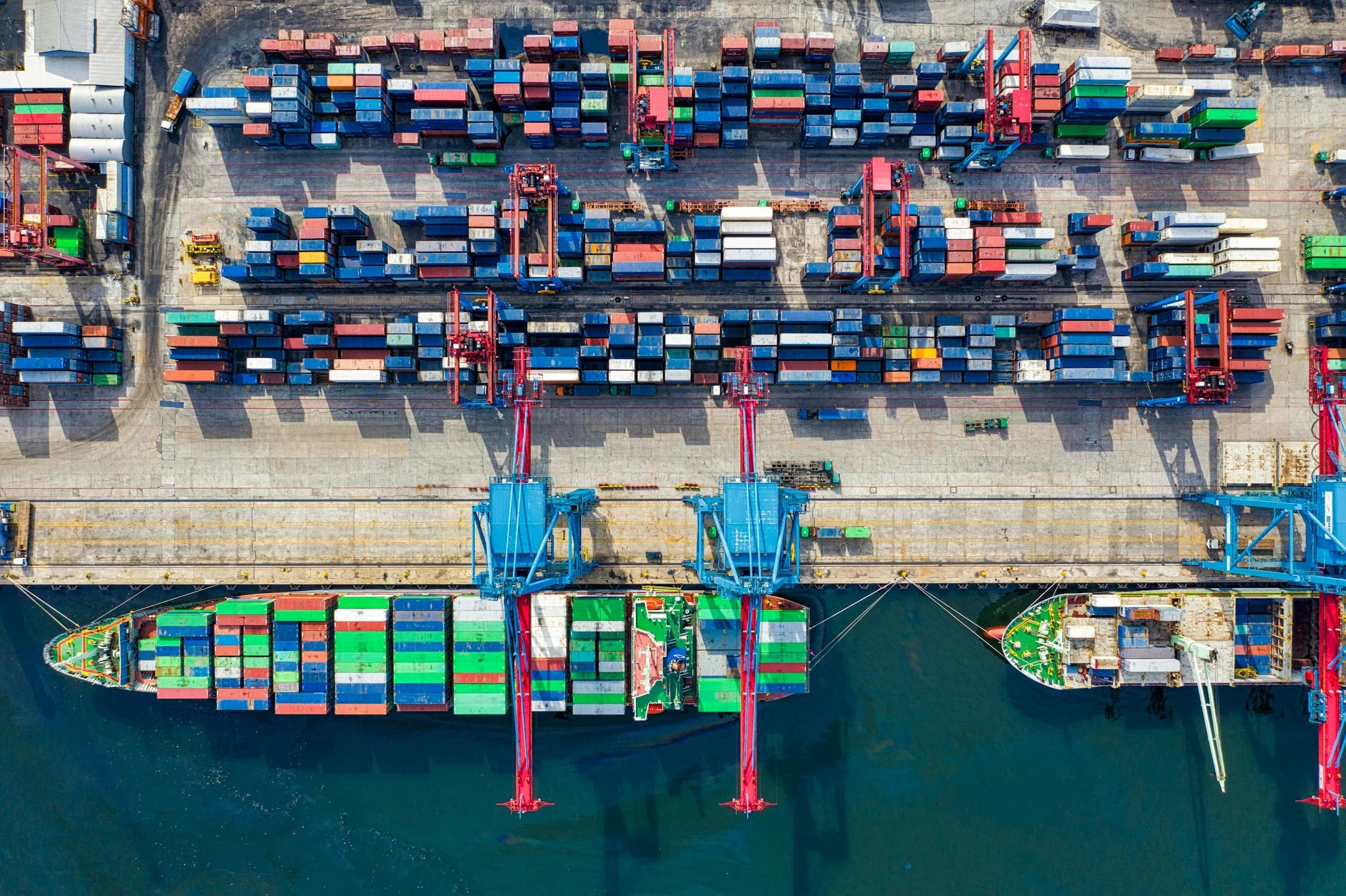 Contenedores logísticos apilados en un barco carguero
